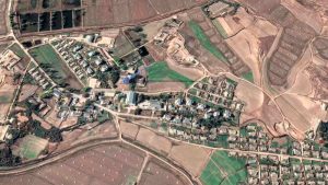 Satellietfoto van vredesdorp Kijŏng-dong in Noord-Korea