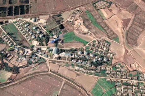 Satellietfoto van vredesdorp Kijŏng-dong in Noord-Korea
