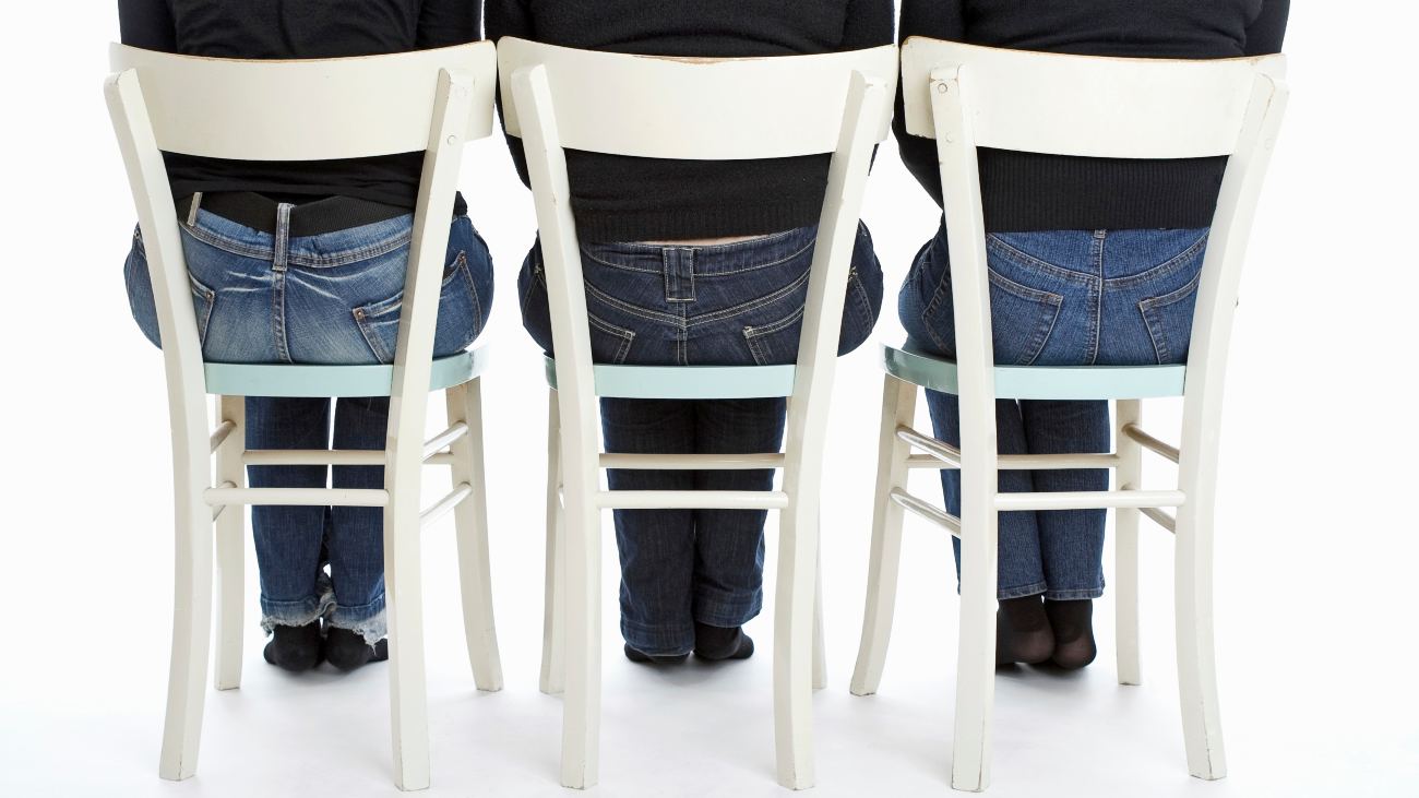 drie mensen die zitten