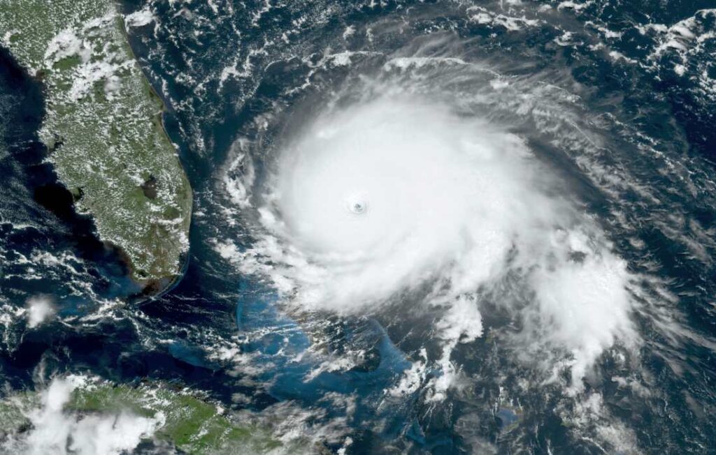 Satellietbeelden van orkaan Dorian, de orkaan veroorzaakte monstergolven.