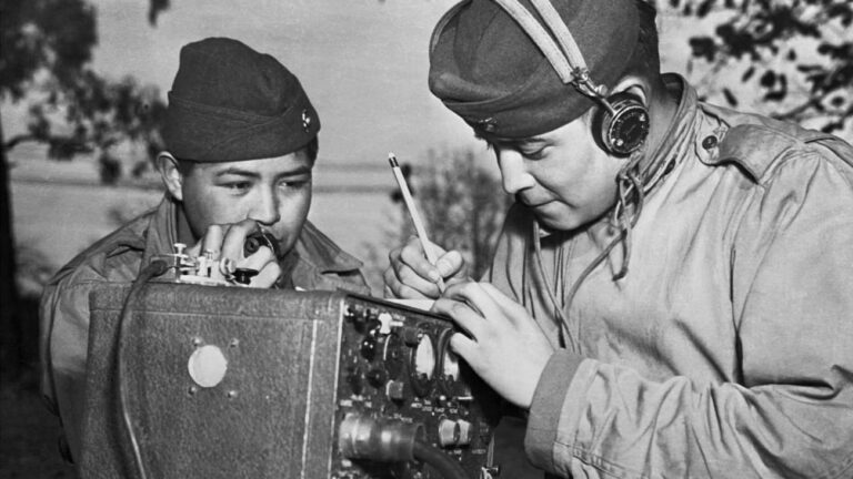 Twee Navajo Code Talkers