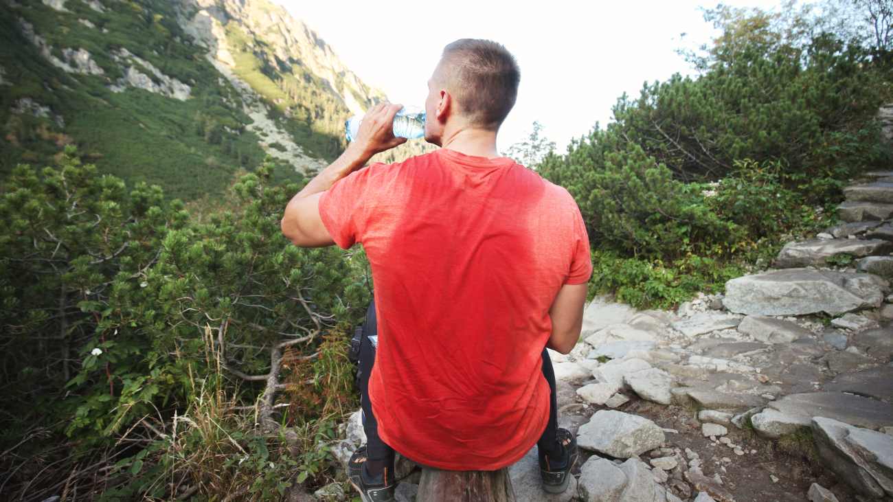 man met natte kleding door zweet