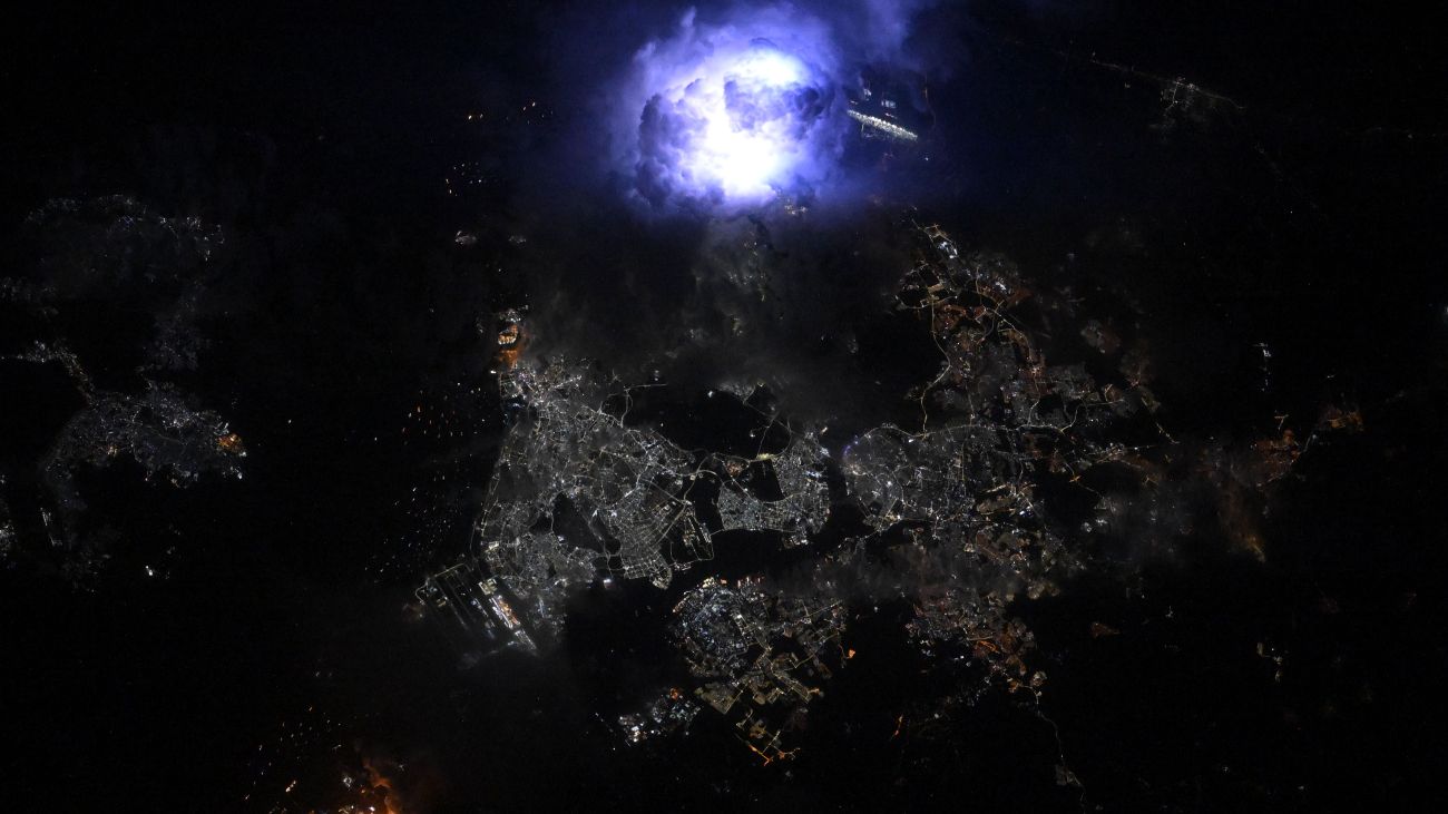 onweersbui boven Singapore, gezien vanuit het ISS