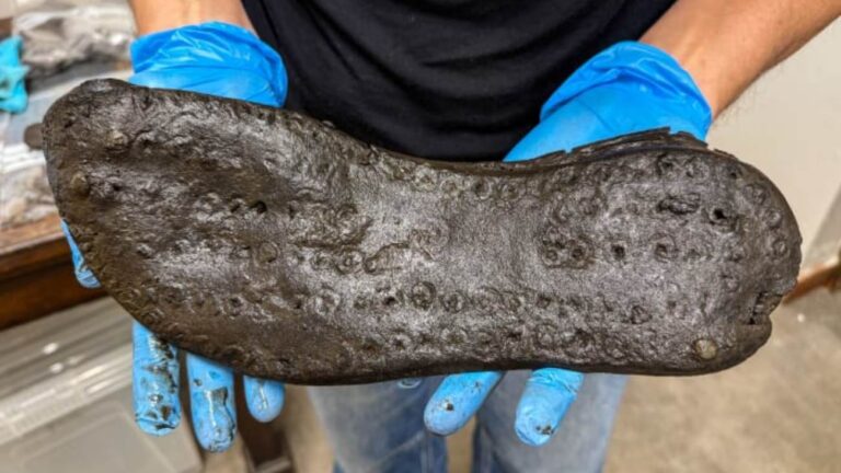 Een Romeinse leren schoenzool van 32,6 centimeter lang.