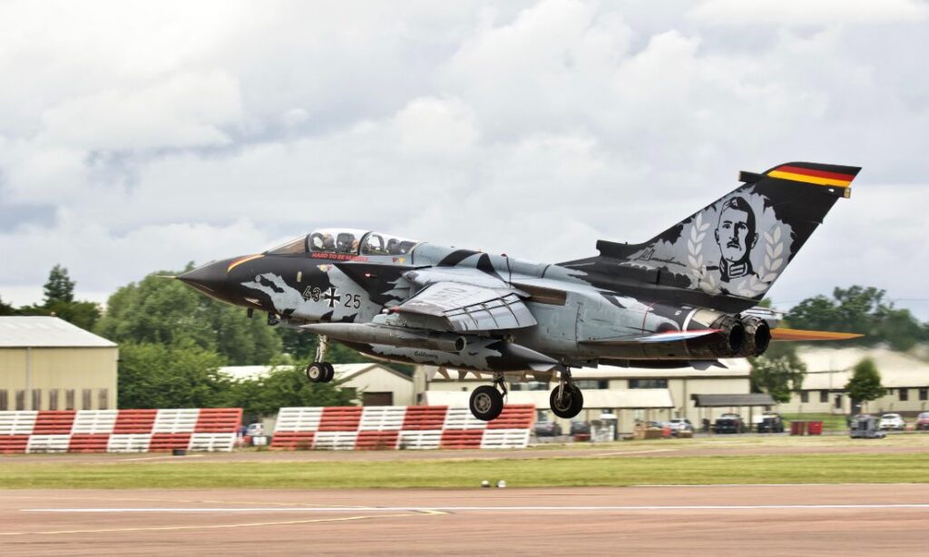 Een Panavia Tornado van de Duitse luchtmacht eert met een speciale beschildering Max Immelmann.