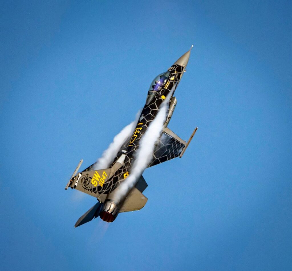 Mooi geverfde F-16 doet stunts
