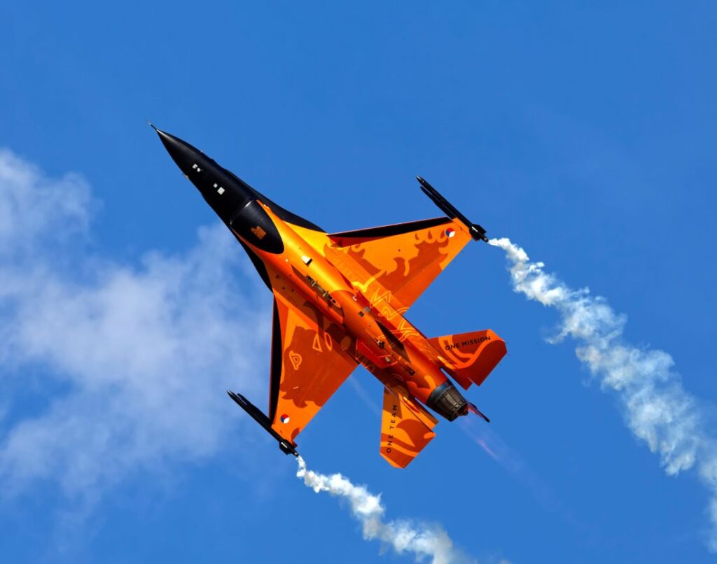gevechtsvliegtuig F-16 oranje geverfd