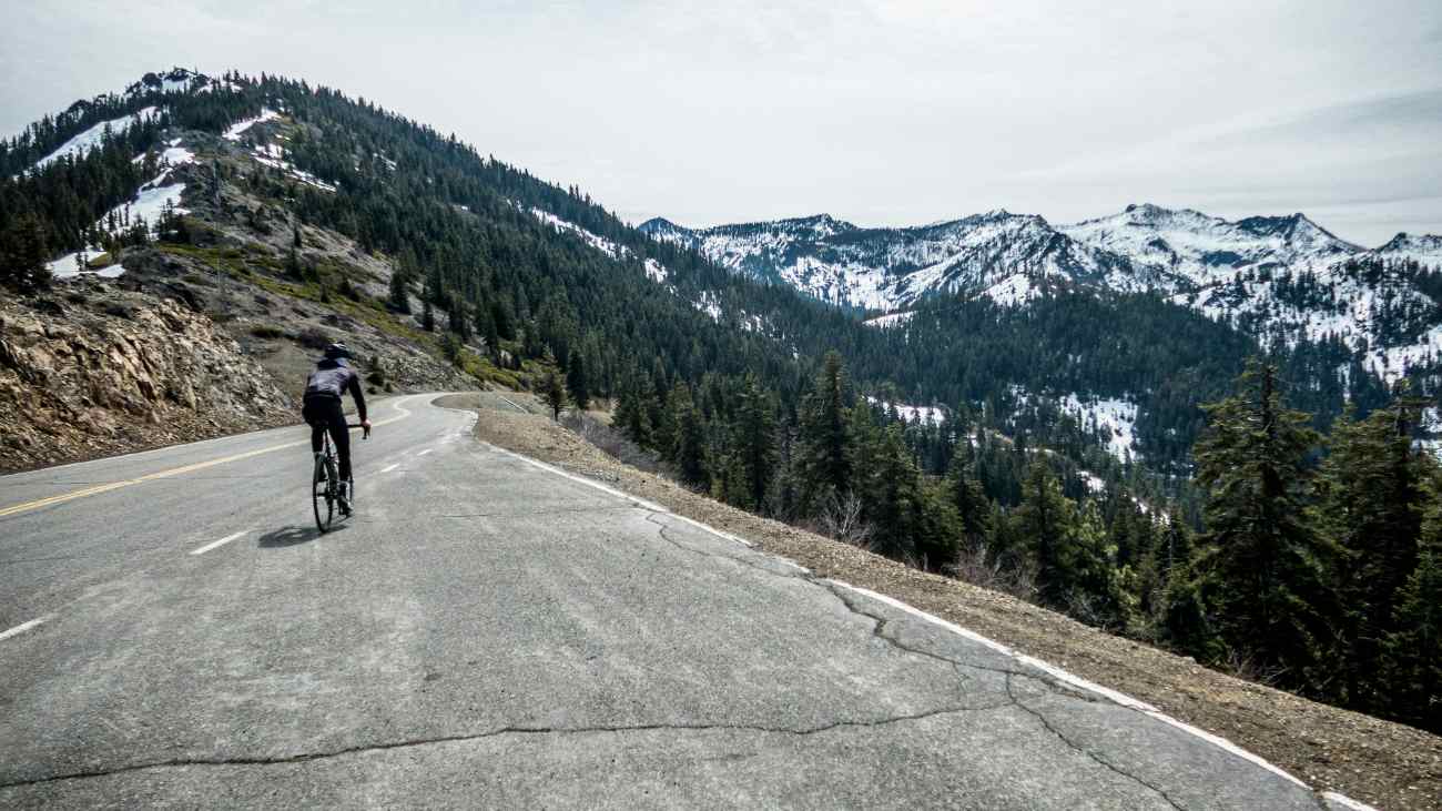 Wielrenner op hoogtestage in de bergen