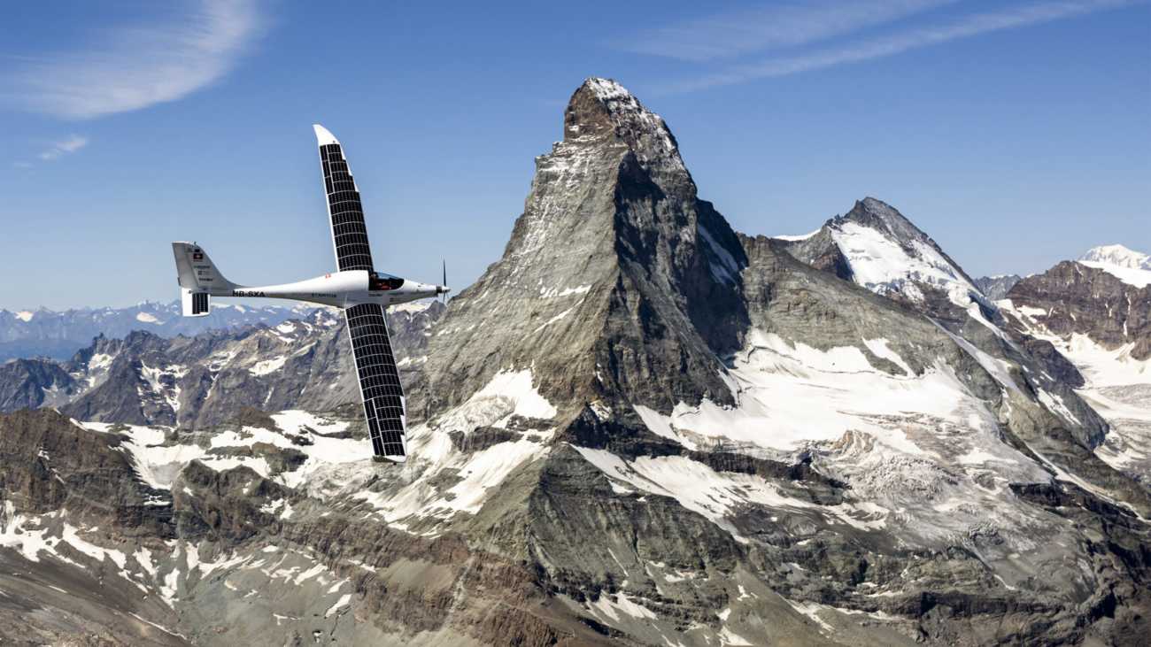 Zonnevliegtuig HB-SXA tijdens een eerdere vlucht langs Matterhorn