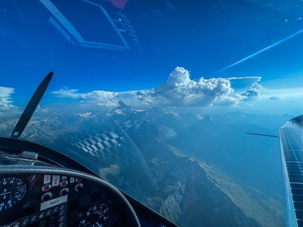 De HB-SXA op 9521 meter hoogte