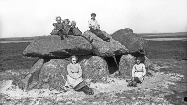 Kinderen op Hunebed