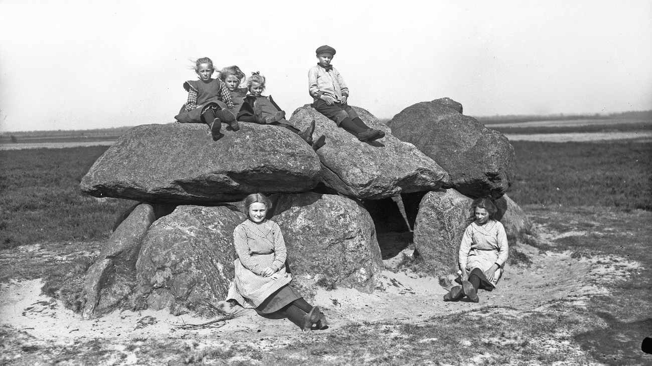 Kinderen op Hunebed