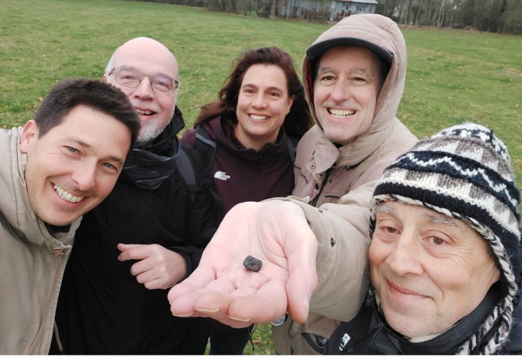 Het onderzoeksteam met een gevonden meteoriet van asteroïde 2023 CX1