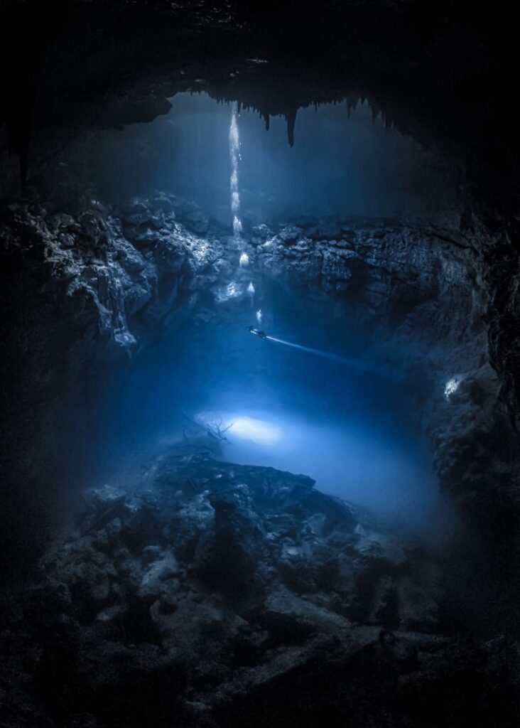 Duiker verkent een onderwatergrot