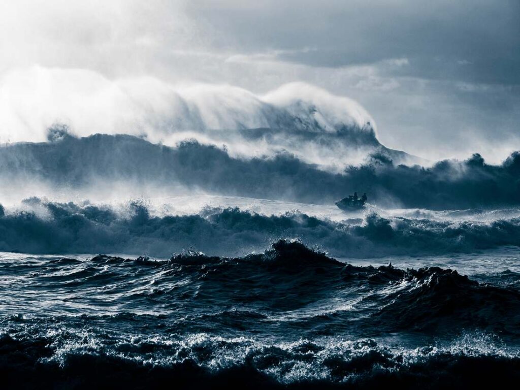 Ruige zee en een jetski in de verte