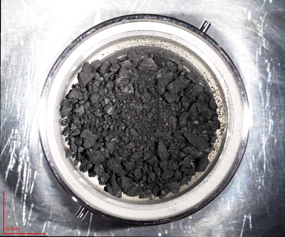 Materiaal van Ryugu, verzameld door Hayabusa2.