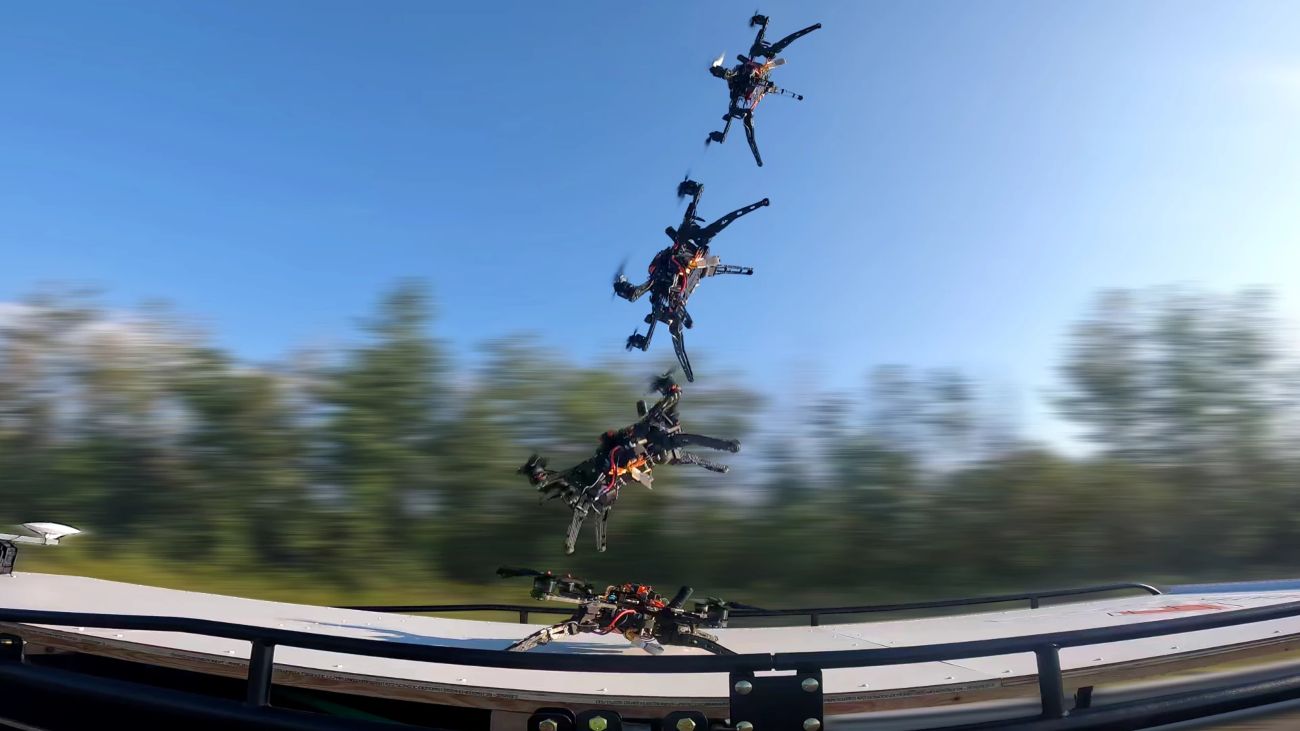 Drone dart landt op pick-uptruck