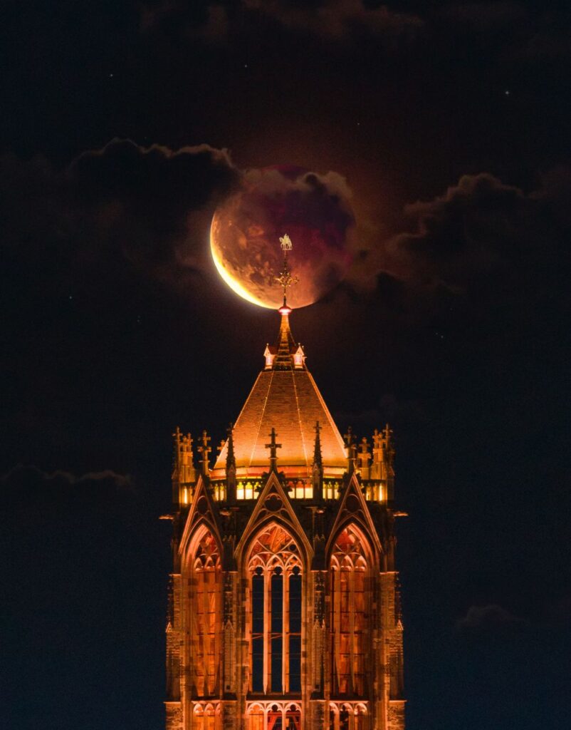 Maansverduistering boven de Domtoren en winnaar van de Dronefotowedstrijd 2025