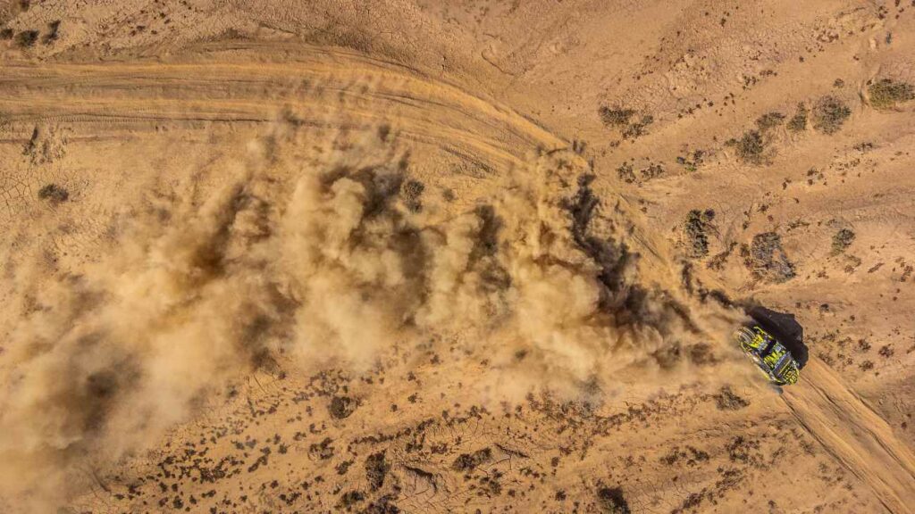 Een rallydeelnemer raast door fesh fesh (zéér fijn zand, bijna poeder) tijdens de Morocco Desert Challenge
