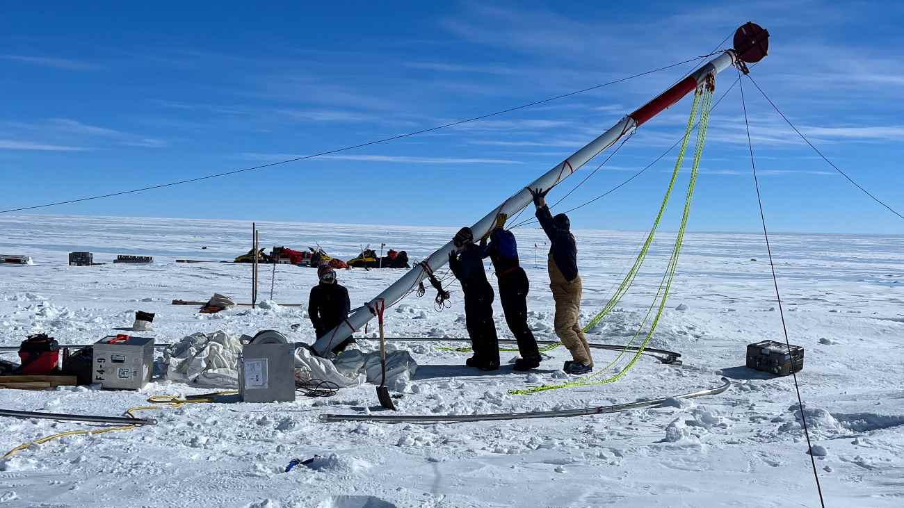 De onderzoekers tijdens het opboren van het ijs.