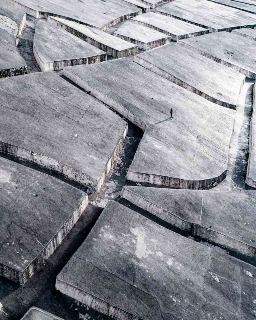 Het oude dorp Gibellina bedekt met beton en winnaar van de Dronefotowedstrijd 2025