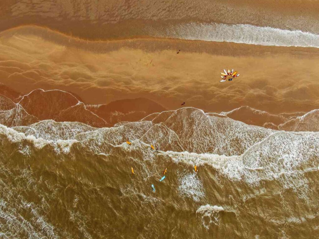 Surfers op het strand