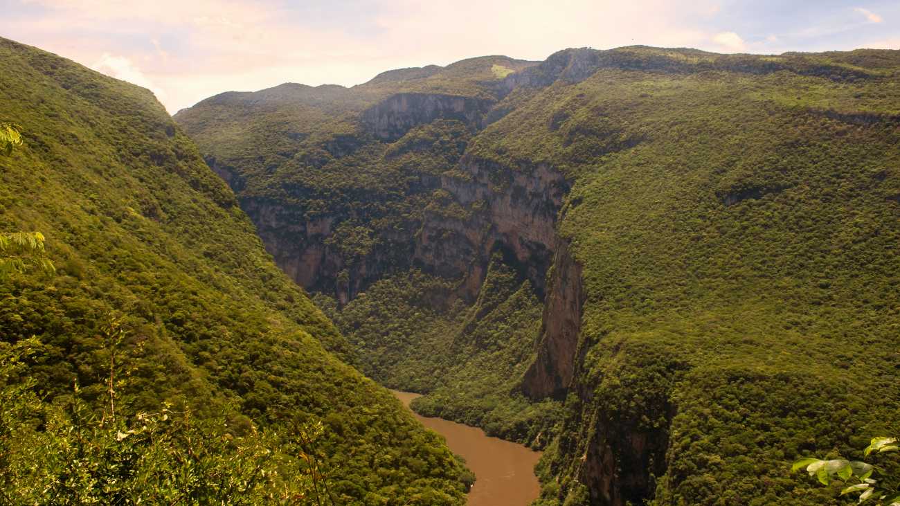 Rivier tussen hoge bergen in Afrika