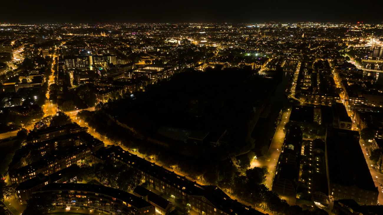 Dronefoto van Amsterdam waarop je ziet dat ARTIS donker is