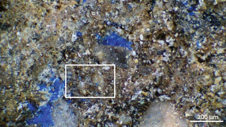 Het blauwe pigment op het stenenvoorwerp