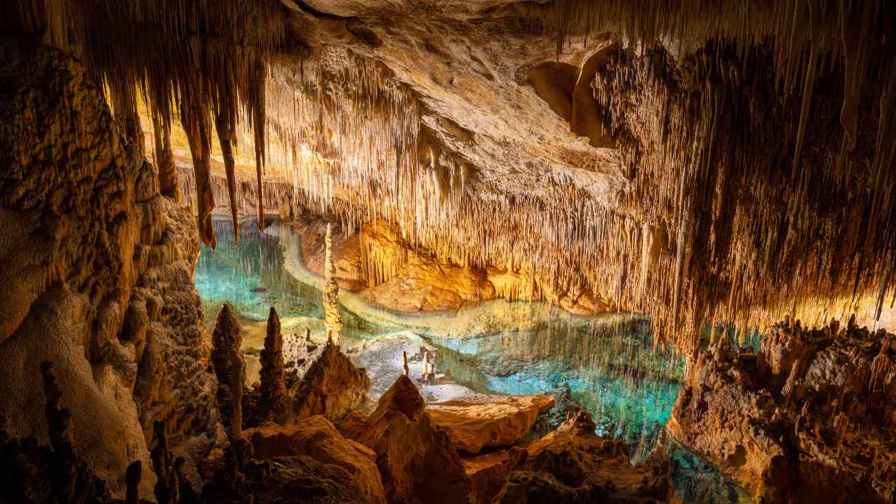 druipstenen in een grot