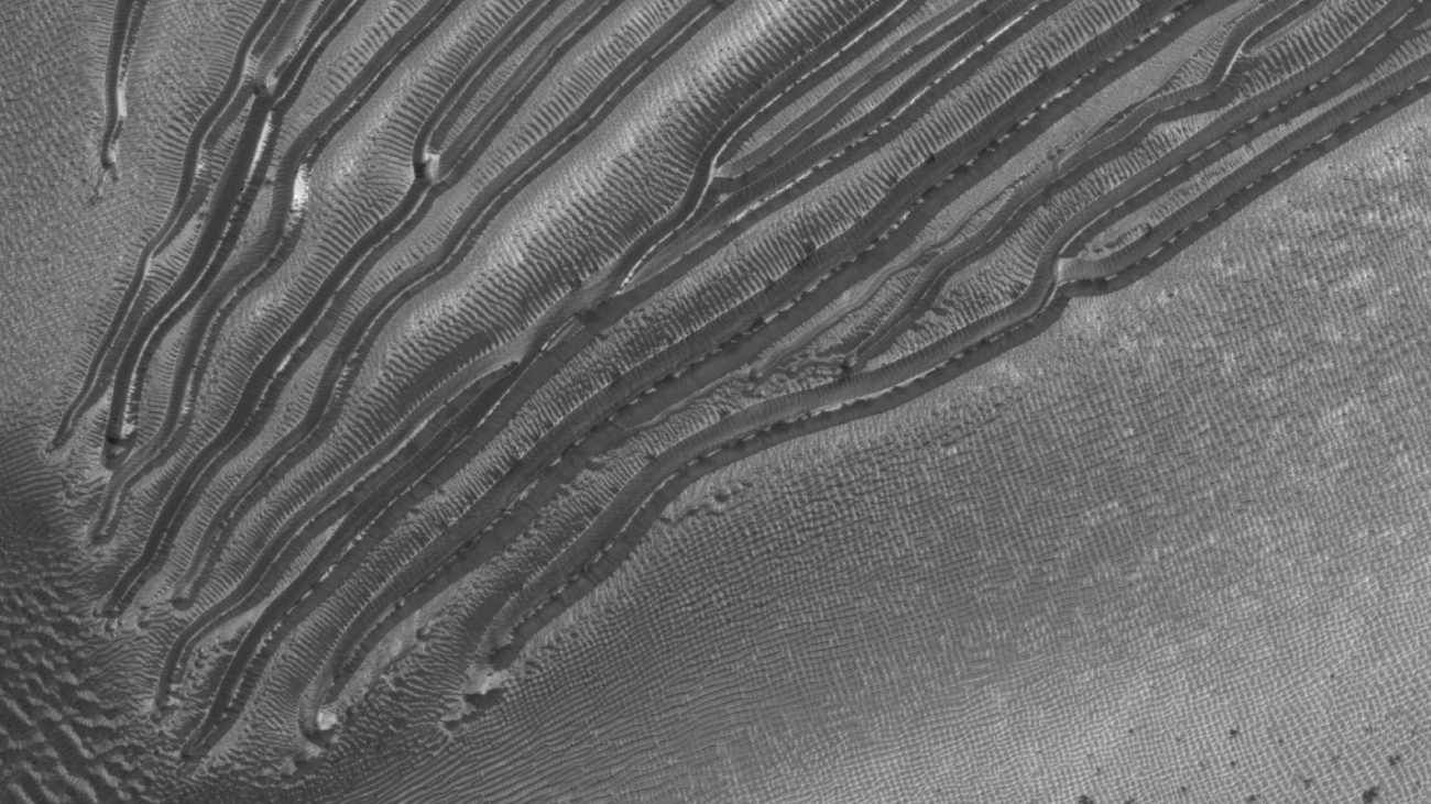 Geulen in de duinen op Mars