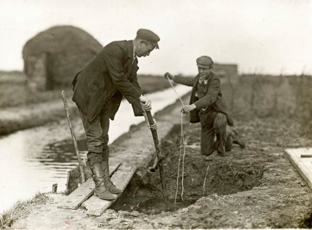 Twee werkers proberen zinkgat in Hillegom te dichten