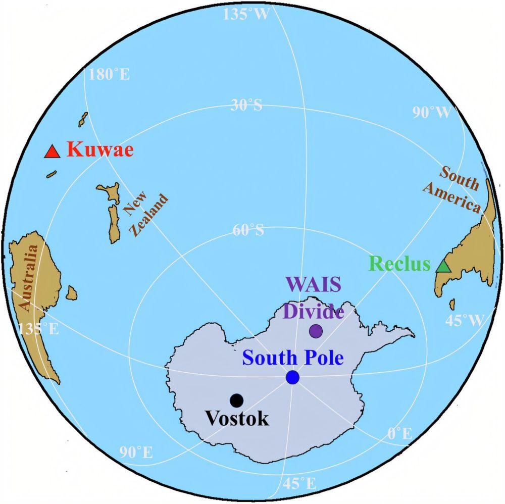 De locaties van Kuwae (rode driehoek) en Reclus (groene driehoek)