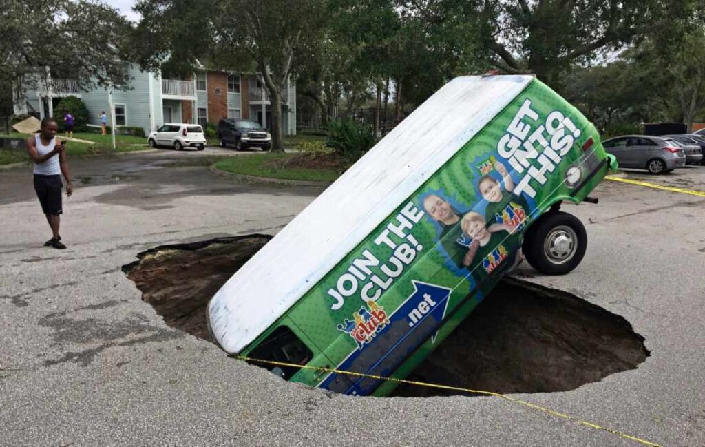 busje in zinkgat in Florida