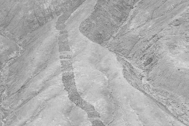 Mysterieuze gaten op een berg in Peru