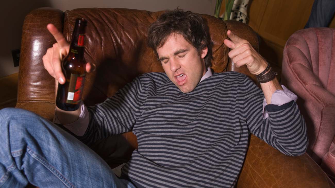 dronken man met hik