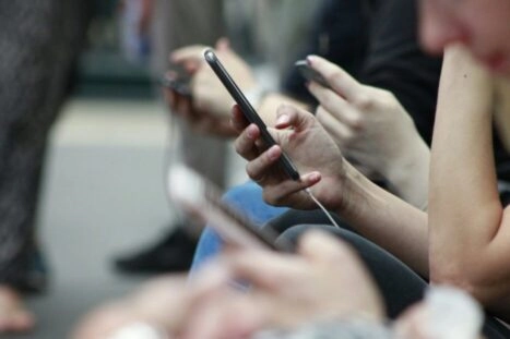 Mensen op hun telefoon scrollend door sociale media