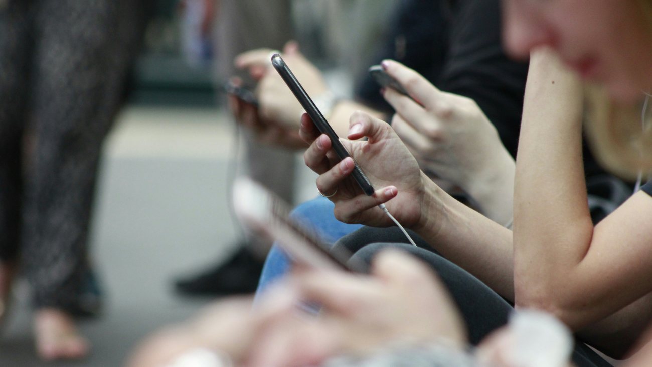 Mensen op hun telefoon scrollend door sociale media