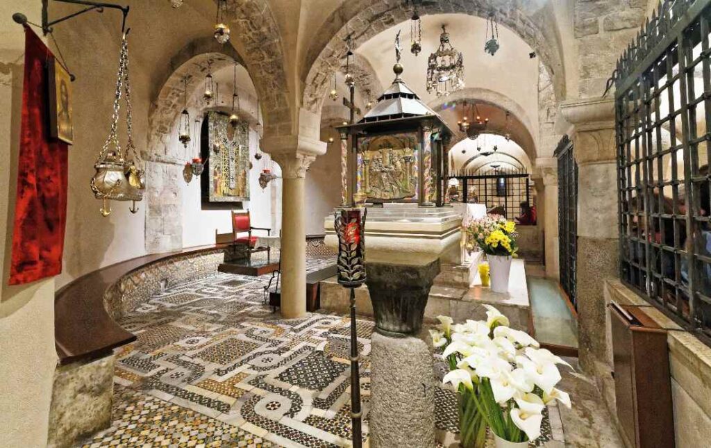 Het graf van Sint-Nicolaas in de gelijknamige basiliek in Bari
