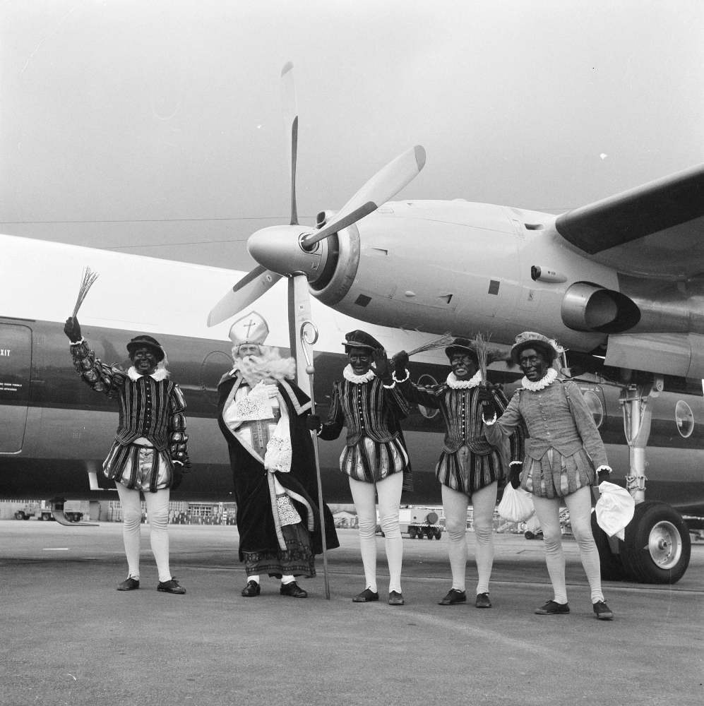 Sinterklaas en pieten komen aan per vliegtuig