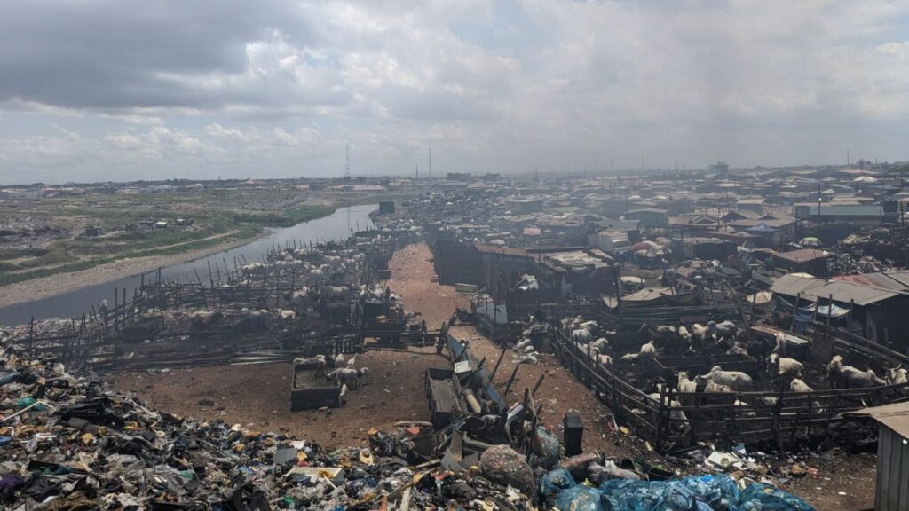 De nederzetting Agbogbloshie, waar veel elektrisch afval wordt gedumpt