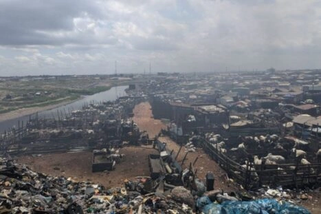 De nederzetting Agbogbloshie, waar veel elektrisch afval wordt gedumpt