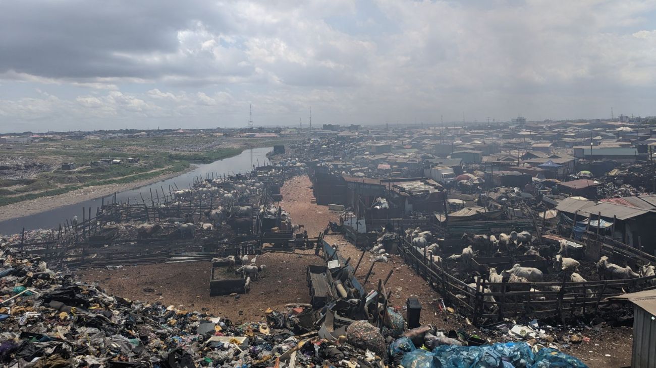 De nederzetting Agbogbloshie, waar veel elektrisch afval wordt gedumpt