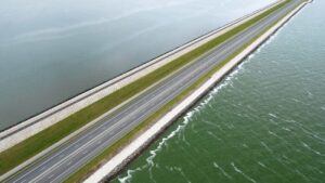 afsluitdijk