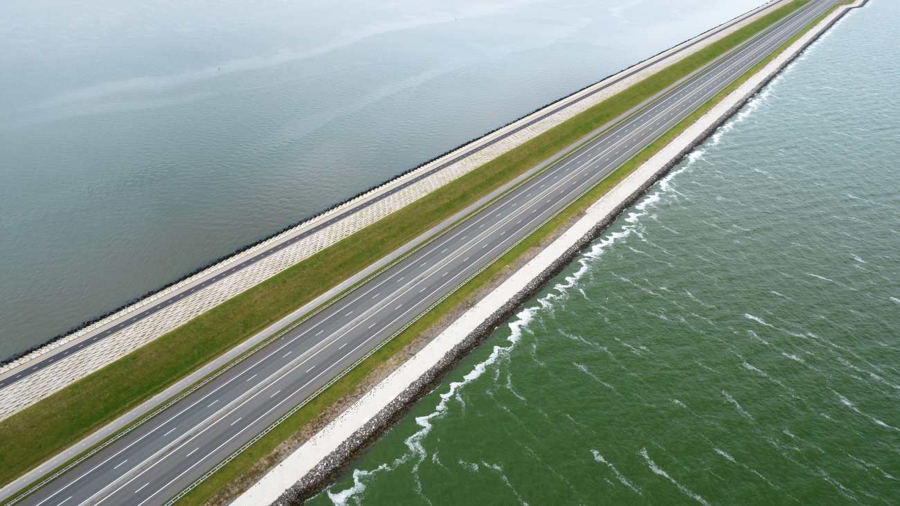 afsluitdijk
