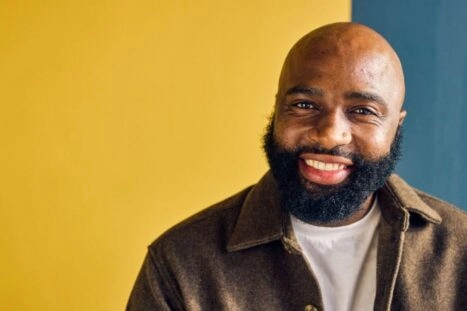 Man met baard, maar zonder hoofdhaar