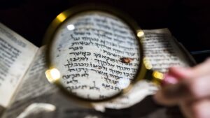 Foto van vreemde taal gezien door een vergrootglas