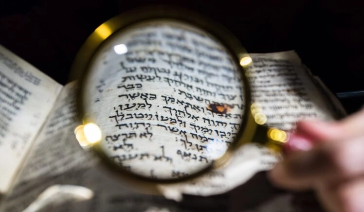 Foto van vreemde taal gezien door een vergrootglas