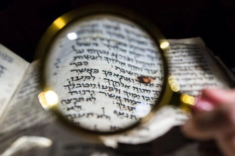 Foto van vreemde taal gezien door een vergrootglas