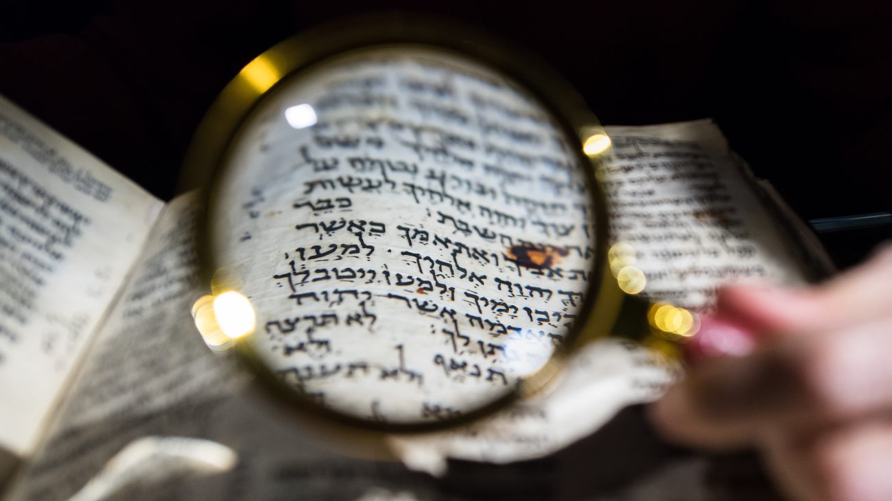 Foto van vreemde taal gezien door een vergrootglas